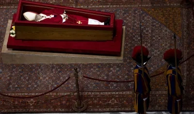 El cuerpo del Papa Francisco en el interior de la Basílica de San Pedro.