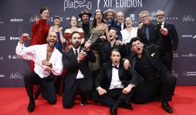 El equipo de 'Cien años de soledad' con el galardón a la mejor miniserie o teleserie cinematográfica de ficción, en la entrega de los Premios Platino