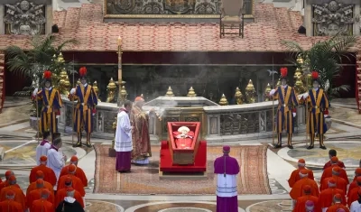  El féretro abierto del Papa Francisco, en la basílica de San Pedro.