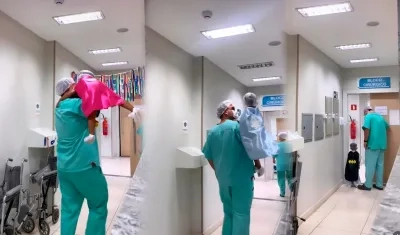 El médico otorrinolaringólogo Leandro B. Guimarães, con sus pacientes.