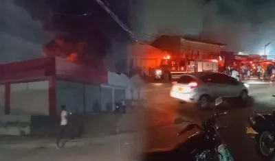 Momento de la conflagración, pero ya fue controlada por los bomberos. 