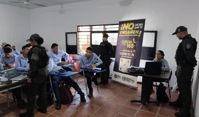 Imagen de la escuela y los jóvenes.