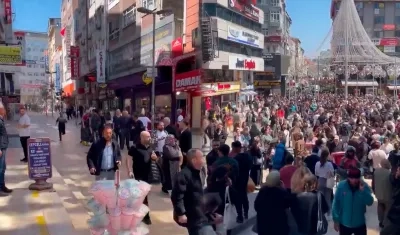 Personas en calles de Estambul durante el terremoto.