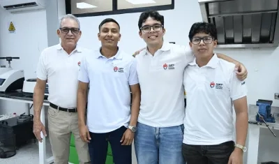 El profesor Luis Marcos Castellanos, César Caraballo y los estudiantes Daniel Díaz y Héctor Campos.
