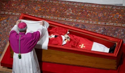 Comienzo del sellamiento del féretro del Papa Francisco.