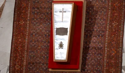 El féretro del Papa Francisco sellado.