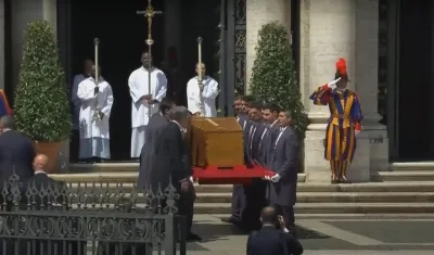 Féretro ingresando a la basílica. 