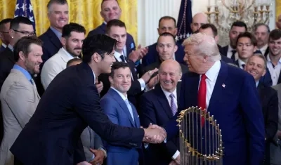 El saludo entre Shohei Ohtani y el presidente Donald Trump. 