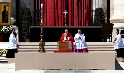 El decano del colegio cardenalicio, Giovanni Battista Re, ofició el servicio.