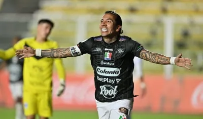 Dayro Moreno celebrando uno de sus goles en el partido.