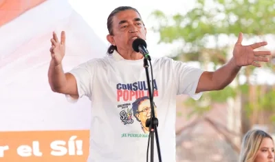 Gustavo Bolívar en la  instalación de los Comités Ciudadanos de la consulta popular por el sí, en Soledad.