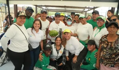 Alcalde Char durante la entrega de la huerta comunitaria en Lipaya.