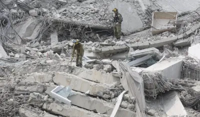 Grupo de rescatistas sobre el edificio derrumbado por el terremoto en Bangkok.