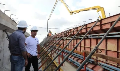 Alcalde Alejandro Char visitando obra del intercambiador vial.