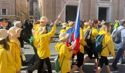 Miles de jóvenes cargados con mochilas y sudaderas del Jubileo.