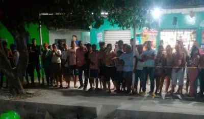 Personas aglomeradas en el lugar donde ocurrió el crimen. 