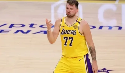 Luka Doncic jugando con Los Ángeles Lakers.