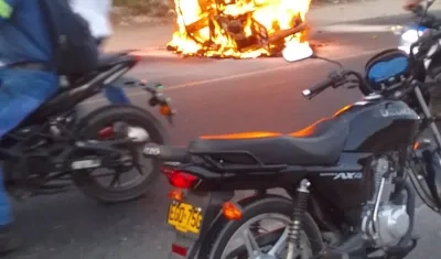 Motocarro incendiado. 