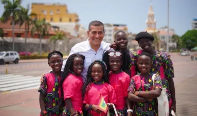 El alcalde de Cartagena, Dumek Turbay, y los niños de Masaka Kids.