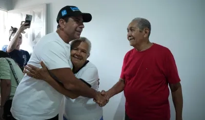 El Alcalde Alejandro Char junto a beneficiados de mejoramiento de vivienda.