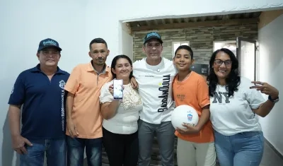 Alcalde Char con una de las familias beneficiarias del programa. 