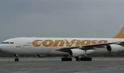 Avión aterrizando con los deportados a bordo.