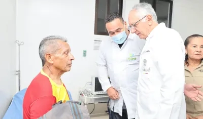 Ministro de Salud, Guillermo Jaramillo, detrás de él María del Carmen Rodríguez, gerente de la ESE de Puerto Gaitán, Meta.