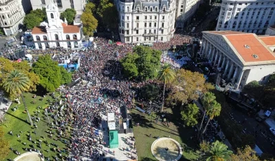 Decenas de personas reunidas en la Plaza de Mayo este sábado, en Buenos Aires
