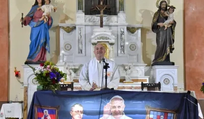 El sacerdote Juan Pablo Sclippa oficia una misa en memoria del Papa Francisco en la capilla San Antonio del barrio de Almagro. 