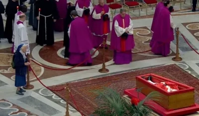 El momento conmovedor en la basílica de San Pedro.