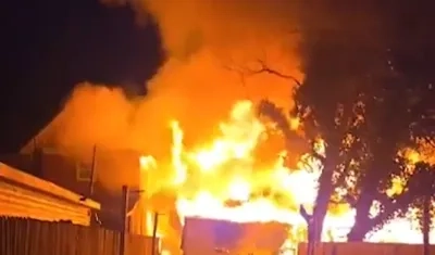 Incendio en una de las casas en el barrio Millville, en Nueva Jersey.