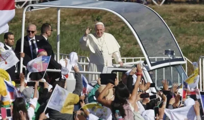  Papa Francisco saludando a feligreses católicos, en Temuco, Chile. 