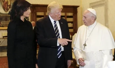 Melania y Donald Trump, y el Papa Francisco.