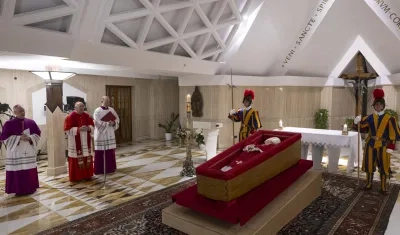 Guardias suizos velan día y noche. 