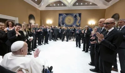 El Papa Francisco y los profesionales de la salud que lo atendieron.