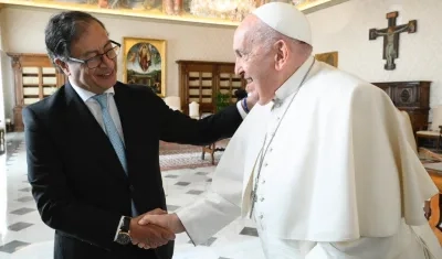 Gustavo Petro y el Papa Francisco.