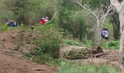 Personas que presuntamente invaden terrenos adjudicados a campesinos.