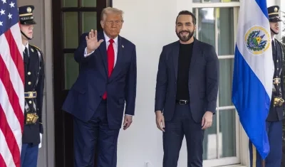 El Presidente de EE.UU., Donald Trump, saluda al mandatario de El Salvador, Nayib Bukele. 
