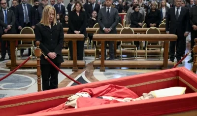 Primera Ministra italiana Giorgia Meloni rindiendo homenaje al Papa Francisco 