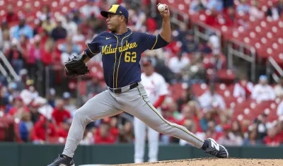 José Quintana en acción con los Cerveceros de Milwaukee.
