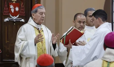 El cardenal Rubén Salazar oficia una ceremonia religiosa en honor al papa Francisco este martes, en la Catedral Primada de Bogotá . 