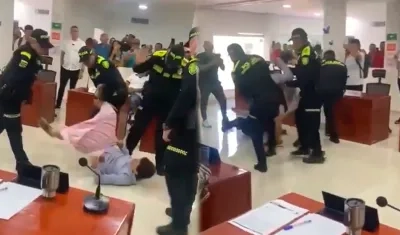 Momento en que el concejal Martínez fue retirado de la corporación.