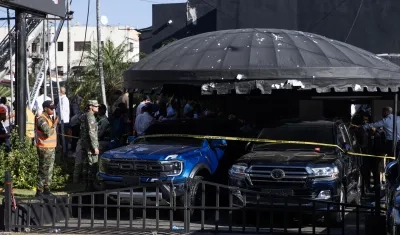 Integrantes del Ejército custodian a las afueras de la discoteca Jet Set.