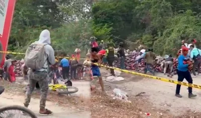 Momento en que se presentó el saqueo a la tractomula. 