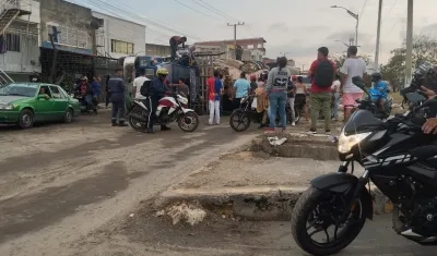 Tractomula volcada a la altura de la Escuela de Policía Antonio Nariño.