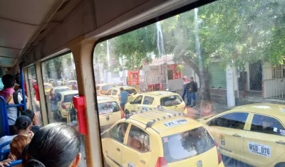 Taxistas protestan contra el taxímetro y aplicaciones de transporte particular