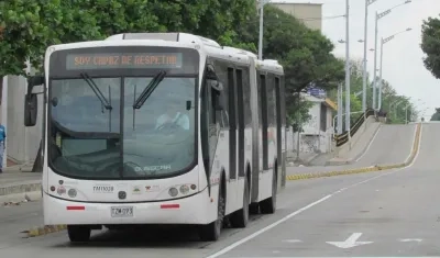 Un articulado de Transmetro circulando sobre la carrera 46. 