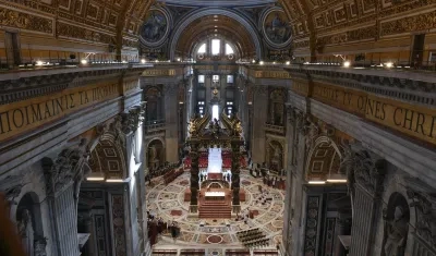 El féretro abierto del papa Francisco, en la basílica de San Pedro. 