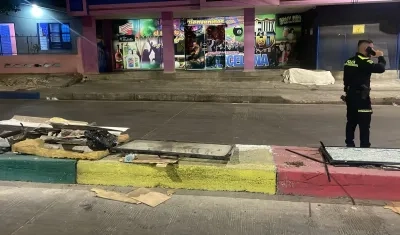 Las dos víctimas quedaron tendidas en vía pública. 