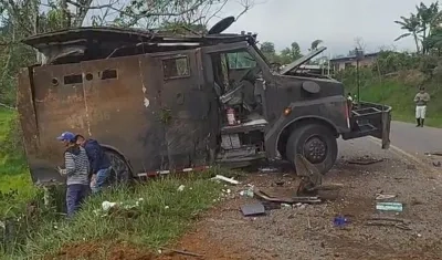 Tanqueta blindada después de la explosión.